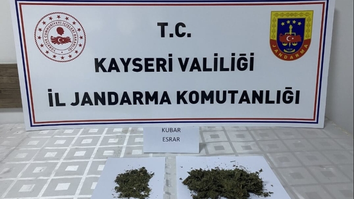 Şüphelinin ayakkabısından 1005 gram uyuşturucu madde ele geçirildi